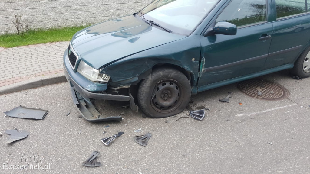 Wypadek na Derdowskiego. Zderzenie dwóch osobówek