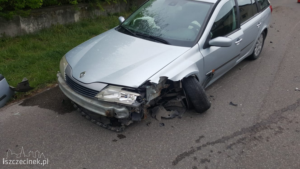 Wypadek na Derdowskiego. Zderzenie dwóch osobówek