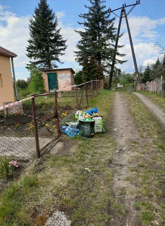 Atak na mężczyznę przebywającego na kwarantannie. Wybite szyby, przebite opony