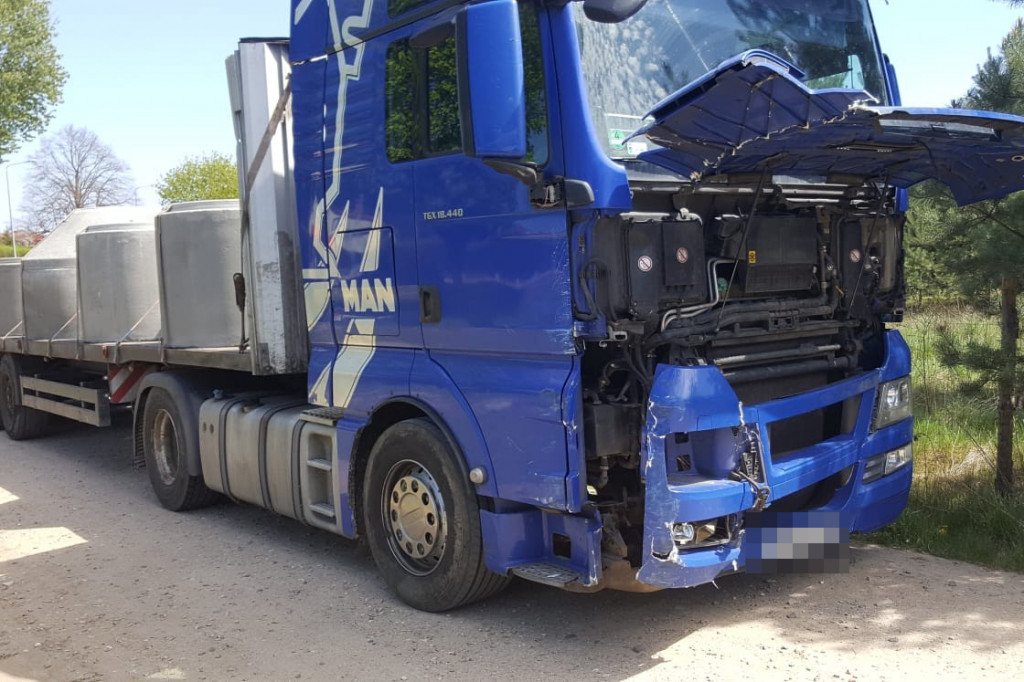 Zderzenie busa z ciężarówką w Trzesiece [ZDJĘCIA]