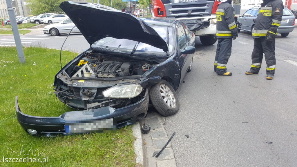 Wypadek koło małej poczty. Jedna osoba w szpitalu