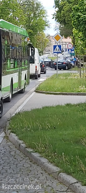 Wypadek koło małej poczty. Jedna osoba w szpitalu