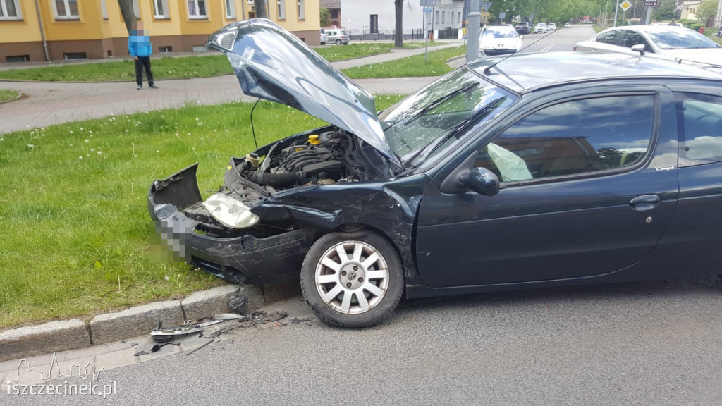 Wypadek koło małej poczty. Jedna osoba w szpitalu