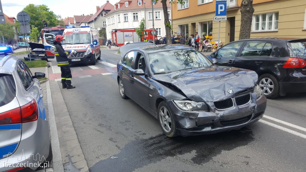Wypadek koło małej poczty. Jedna osoba w szpitalu