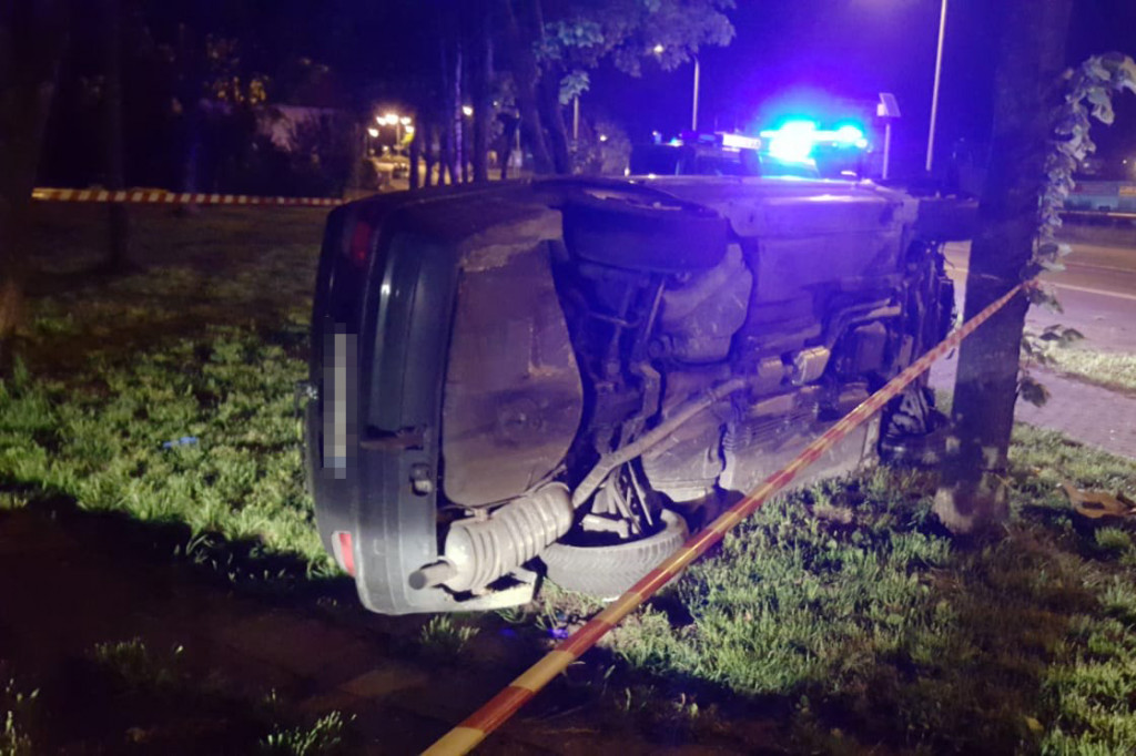 Ulica Sikorskiego. BMW uderzyło w drzewo i przewróciło się na bok