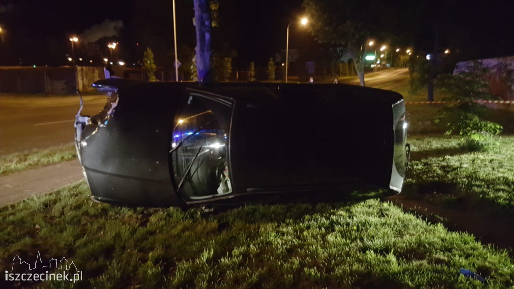 Ulica Sikorskiego. BMW uderzyło w drzewo i przewróciło się na bok