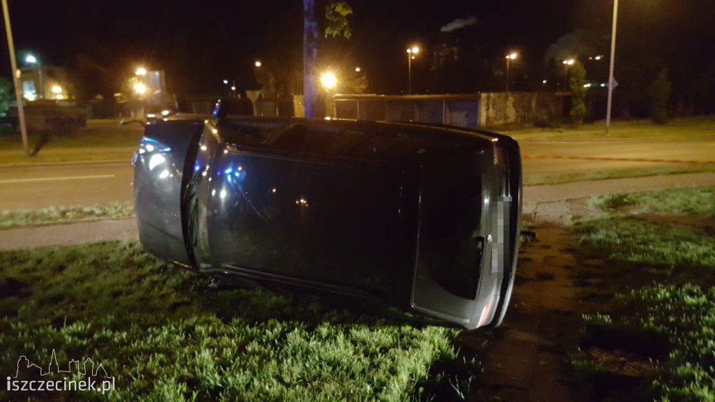 Ulica Sikorskiego. BMW uderzyło w drzewo i przewróciło się na bok