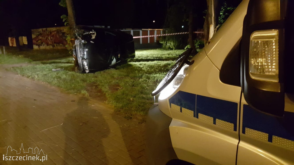 Ulica Sikorskiego. BMW uderzyło w drzewo i przewróciło się na bok