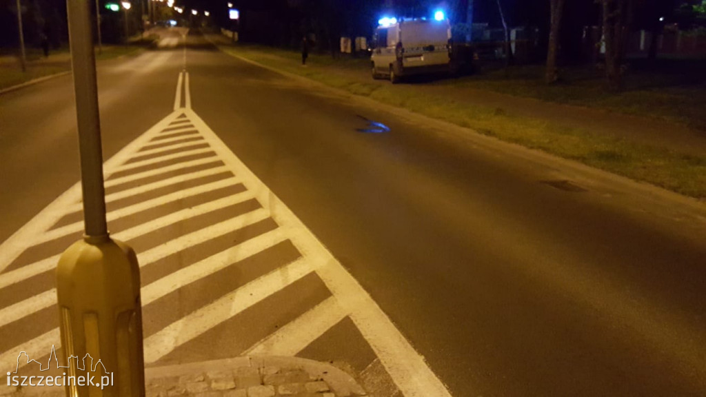 Ulica Sikorskiego. BMW uderzyło w drzewo i przewróciło się na bok