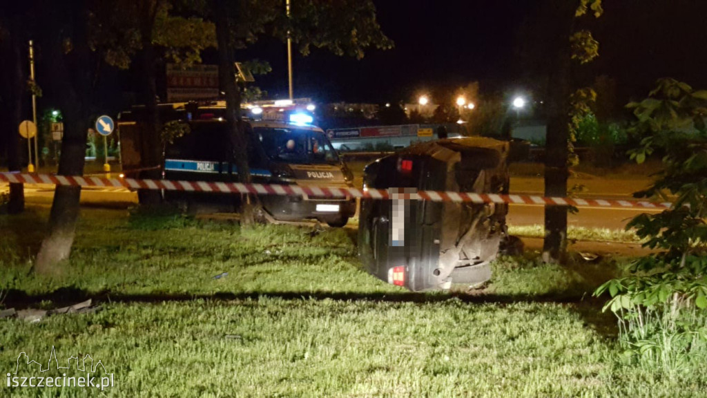 Ulica Sikorskiego. BMW uderzyło w drzewo i przewróciło się na bok