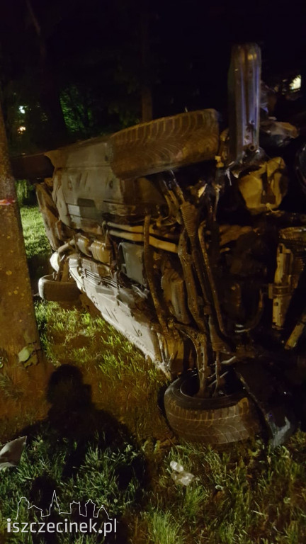 Ulica Sikorskiego. BMW uderzyło w drzewo i przewróciło się na bok