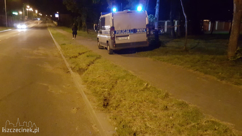 Ulica Sikorskiego. BMW uderzyło w drzewo i przewróciło się na bok