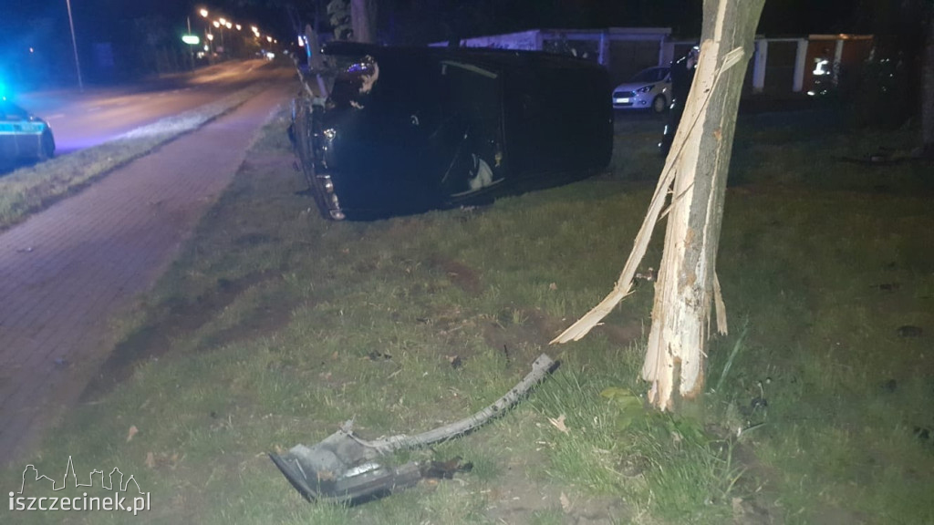 Ulica Sikorskiego. BMW uderzyło w drzewo i przewróciło się na bok