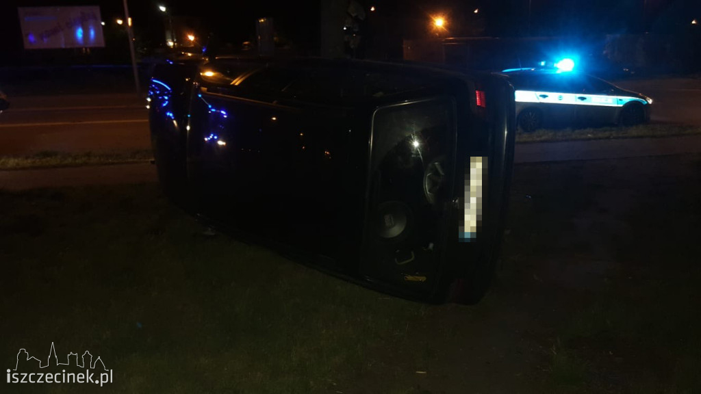 Ulica Sikorskiego. BMW uderzyło w drzewo i przewróciło się na bok