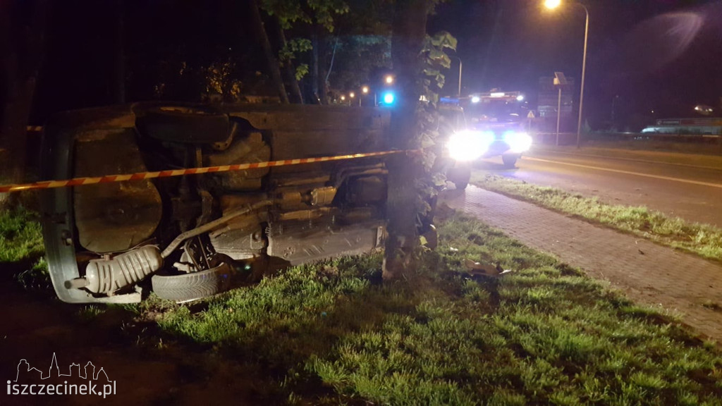 Ulica Sikorskiego. BMW uderzyło w drzewo i przewróciło się na bok