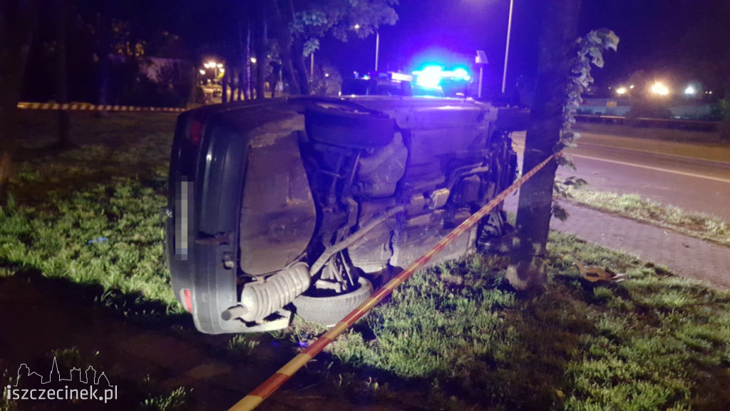Ulica Sikorskiego. BMW uderzyło w drzewo i przewróciło się na bok