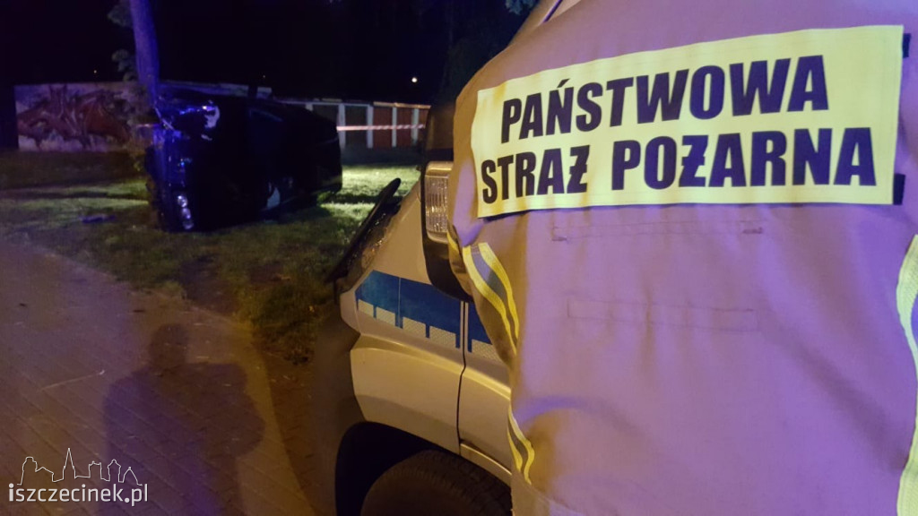 Ulica Sikorskiego. BMW uderzyło w drzewo i przewróciło się na bok