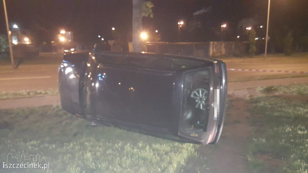 Ulica Sikorskiego. BMW uderzyło w drzewo i przewróciło się na bok