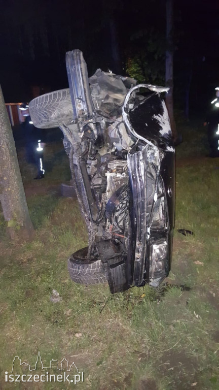 Ulica Sikorskiego. BMW uderzyło w drzewo i przewróciło się na bok