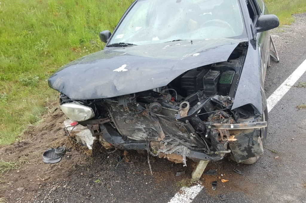 W mitsubishi podczas jazdy wystrzeliła opona. Samochodem podróżowały 3 osoby