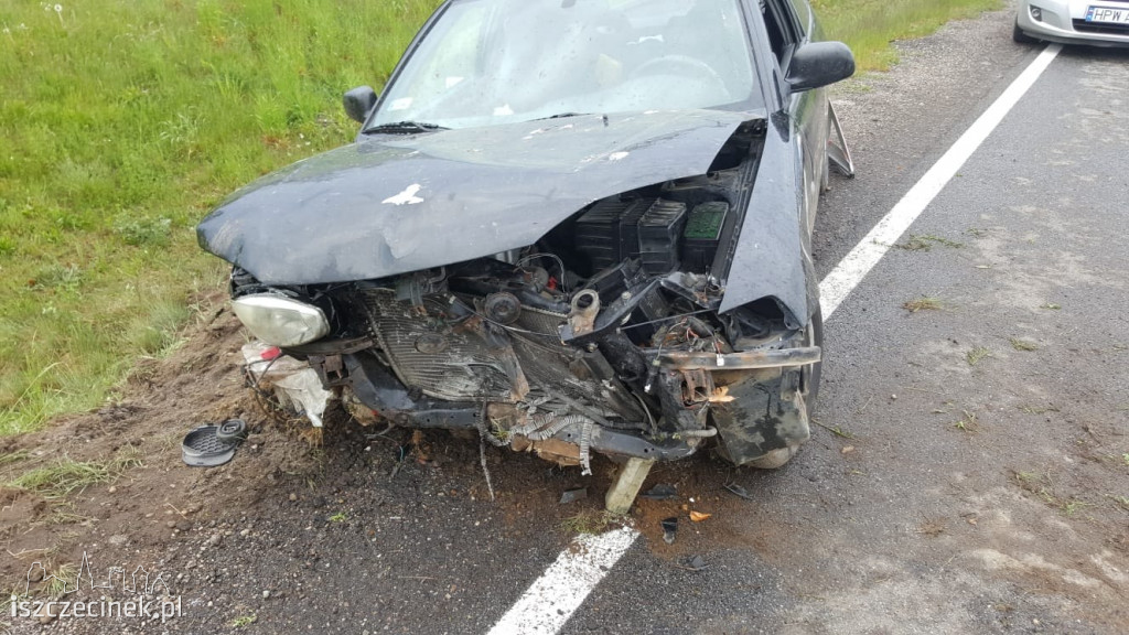 W mitsubishi podczas jazdy wystrzeliła opona. Samochodem podróżowały 3 osoby