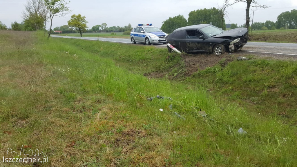 W mitsubishi podczas jazdy wystrzeliła opona. Samochodem podróżowały 3 osoby