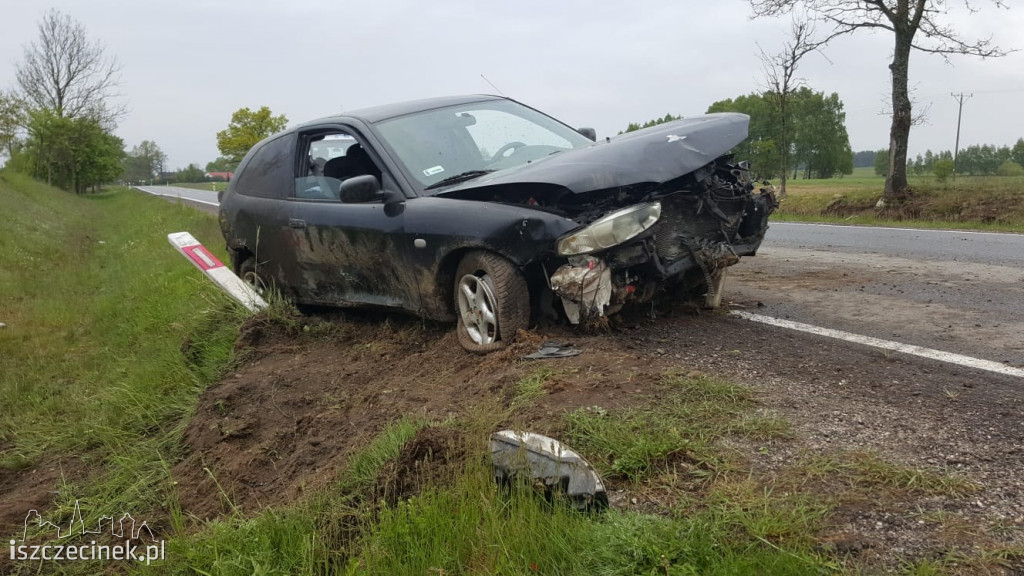 W mitsubishi podczas jazdy wystrzeliła opona. Samochodem podróżowały 3 osoby