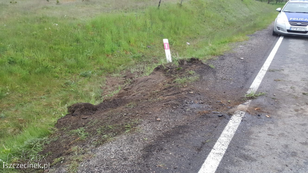 W mitsubishi podczas jazdy wystrzeliła opona. Samochodem podróżowały 3 osoby