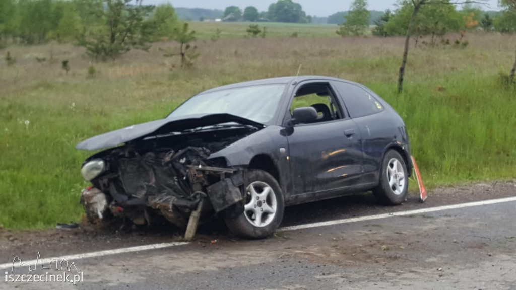 W mitsubishi podczas jazdy wystrzeliła opona. Samochodem podróżowały 3 osoby