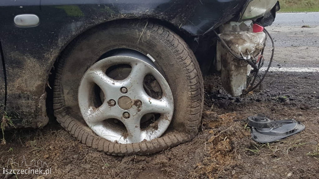 W mitsubishi podczas jazdy wystrzeliła opona. Samochodem podróżowały 3 osoby
