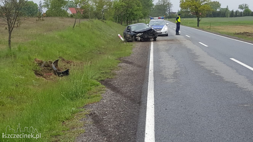 W mitsubishi podczas jazdy wystrzeliła opona. Samochodem podróżowały 3 osoby