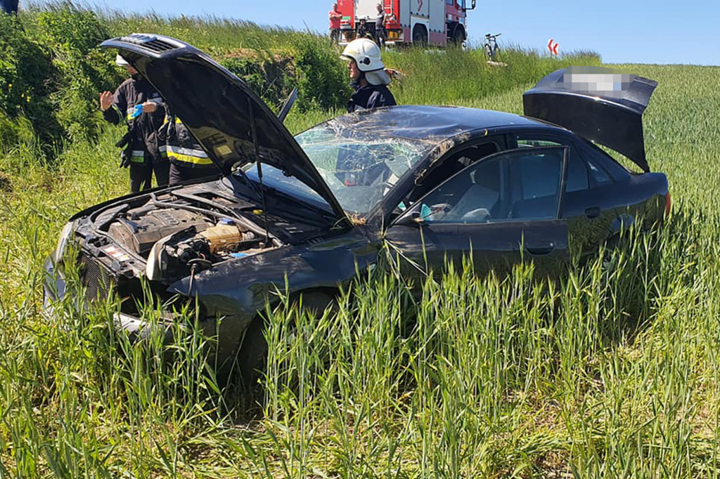 Audi wypadło z drogi i dachowało, kierowca i pasażerowie uciekli