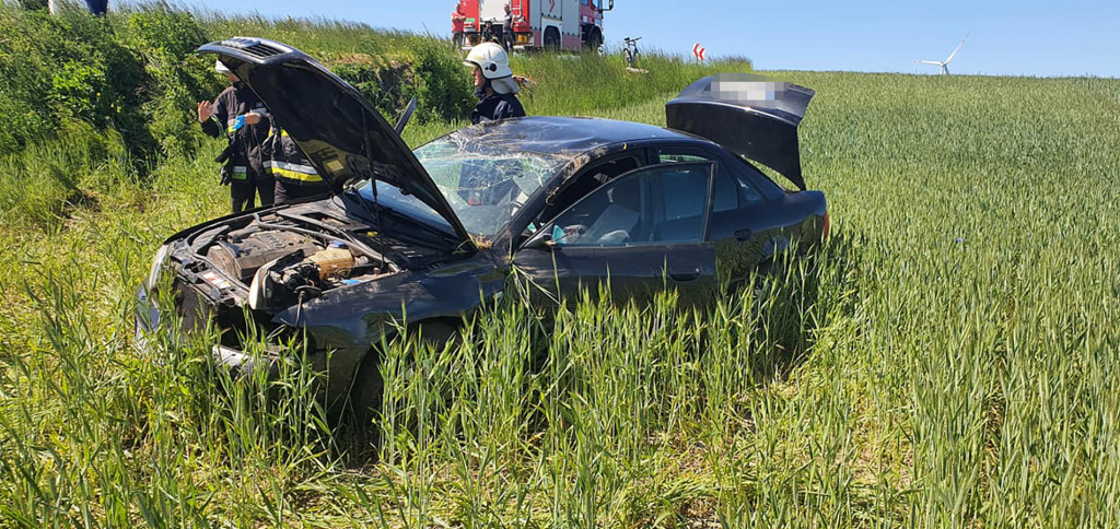 Audi wypadło z drogi i dachowało, kierowca i pasażerowie uciekli