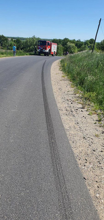Audi wypadło z drogi i dachowało, kierowca i pasażerowie uciekli