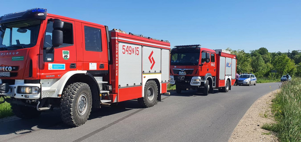 Audi wypadło z drogi i dachowało, kierowca i pasażerowie uciekli