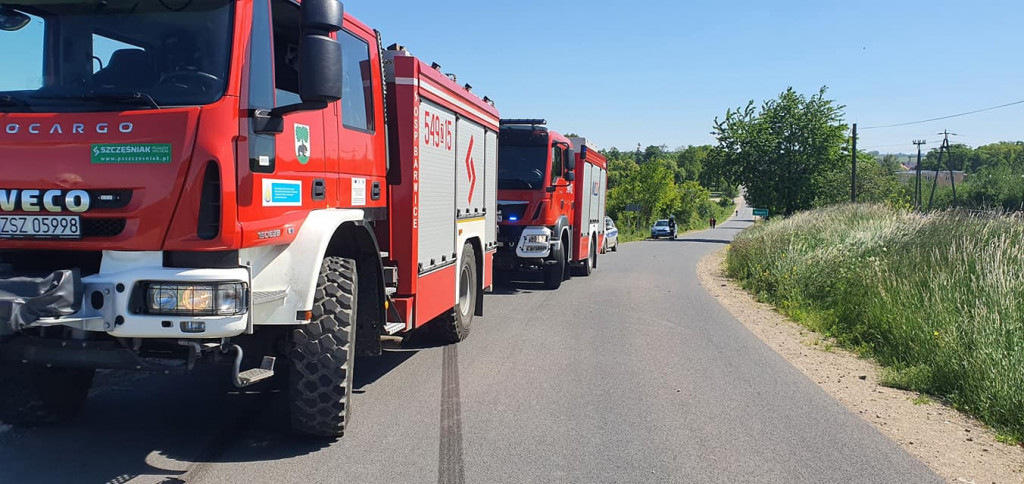Audi wypadło z drogi i dachowało, kierowca i pasażerowie uciekli