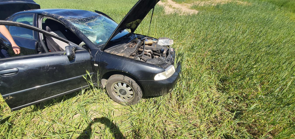 Audi wypadło z drogi i dachowało, kierowca i pasażerowie uciekli