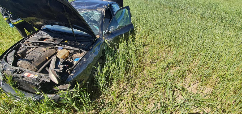 Audi wypadło z drogi i dachowało, kierowca i pasażerowie uciekli