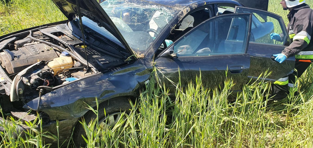 Audi wypadło z drogi i dachowało, kierowca i pasażerowie uciekli