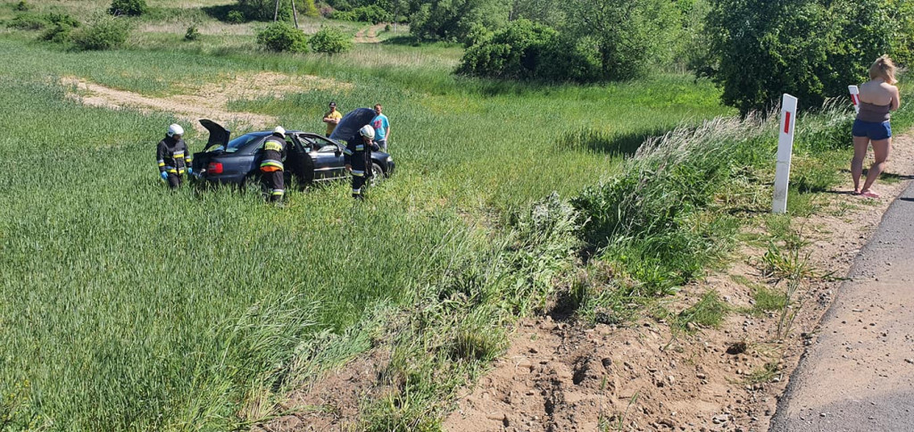 Audi wypadło z drogi i dachowało, kierowca i pasażerowie uciekli