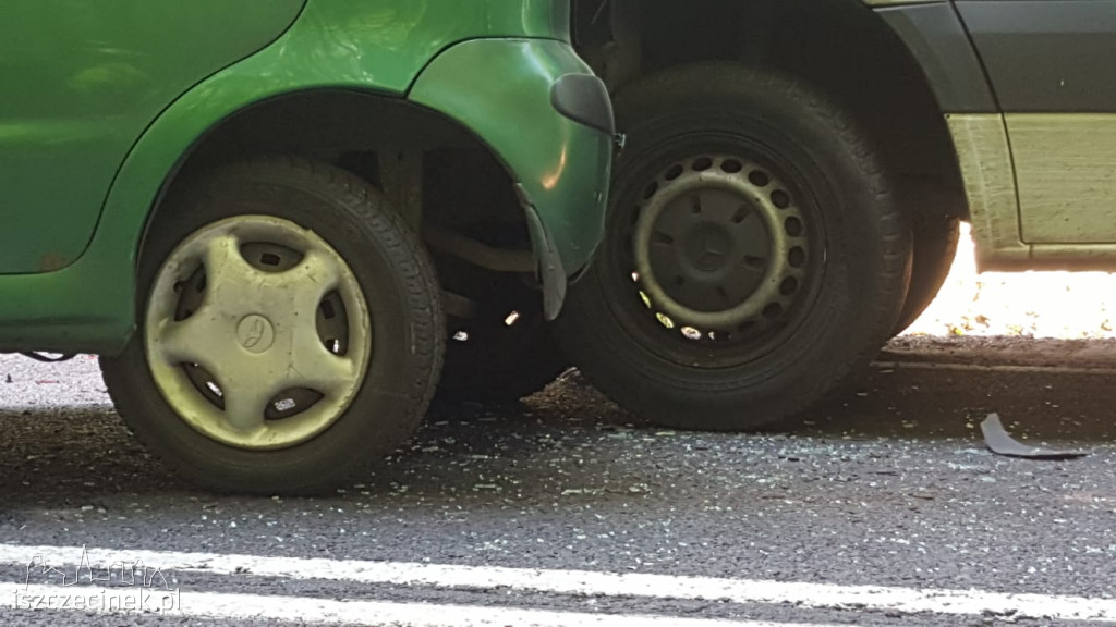 Bus wjechał w Matiza. Niebezpiecznie na DK-20