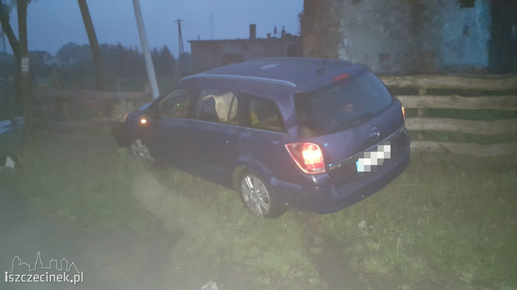 SKOTNIKI. Rozbili samochód na latarni i uciekli