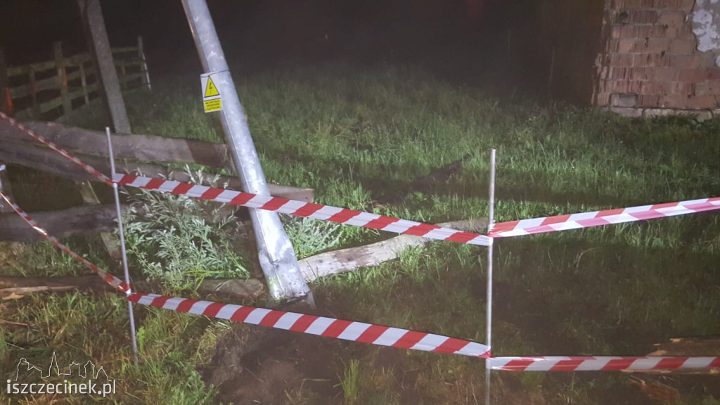 SKOTNIKI. Rozbili samochód na latarni i uciekli