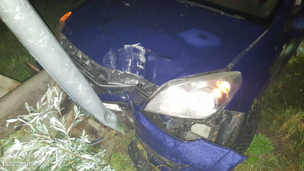 SKOTNIKI. Rozbili samochód na latarni i uciekli