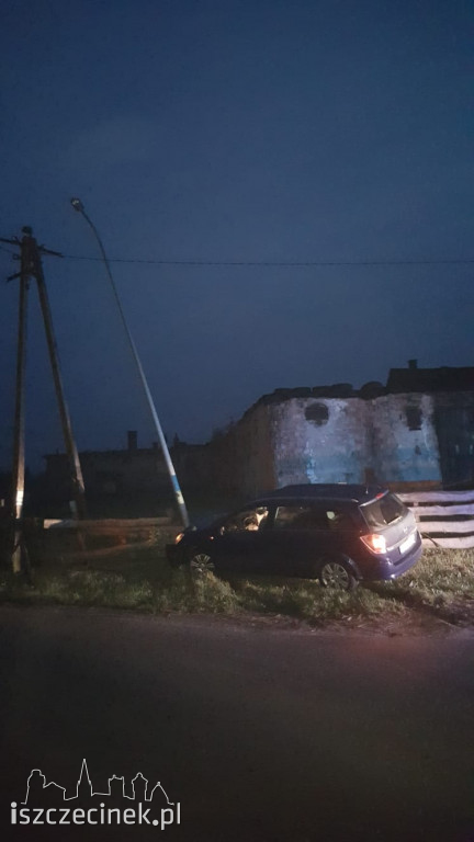 SKOTNIKI. Rozbili samochód na latarni i uciekli