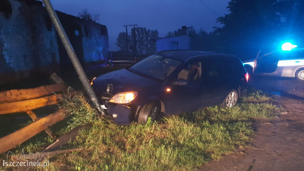 SKOTNIKI. Rozbili samochód na latarni i uciekli