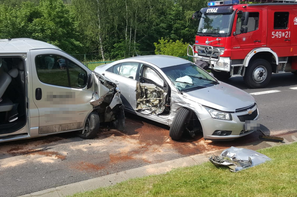 Wypadek w Białym Borze. Zderzenie busa z osobówką