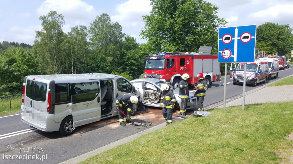Wypadek w Białym Borze. Zderzenie busa z osobówką