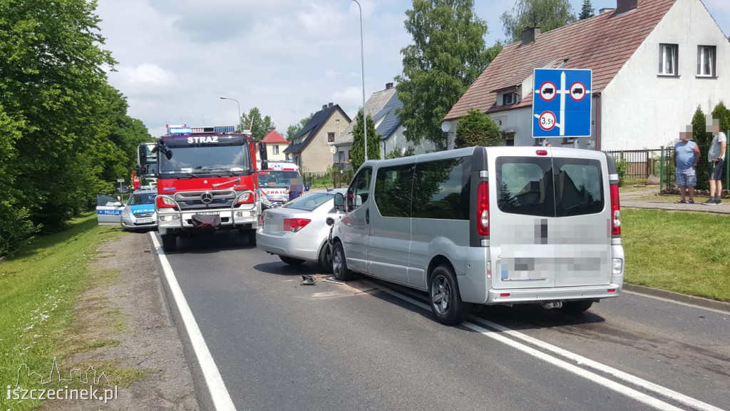 Wypadek w Białym Borze. Zderzenie busa z osobówką