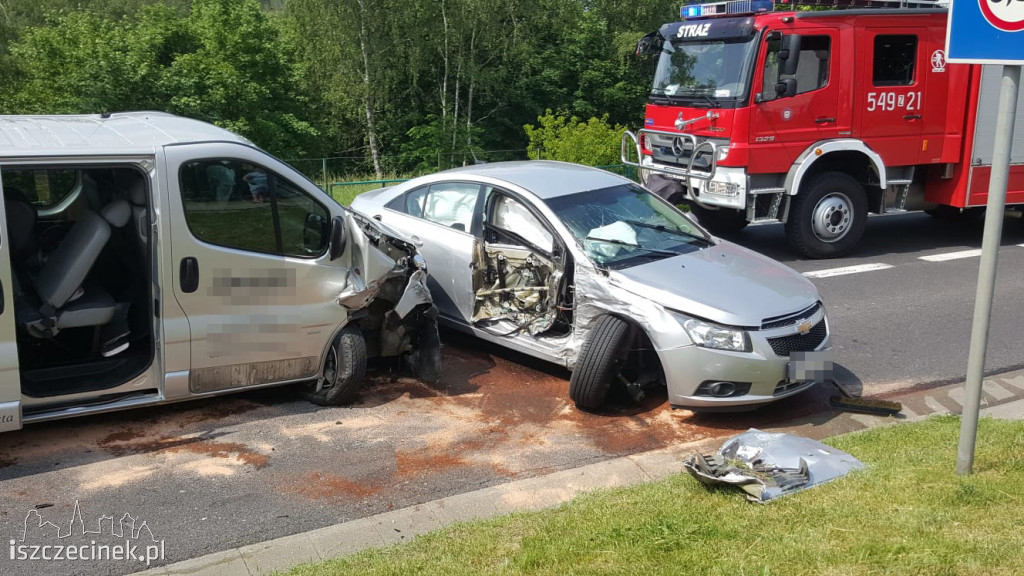 Wypadek w Białym Borze. Zderzenie busa z osobówką